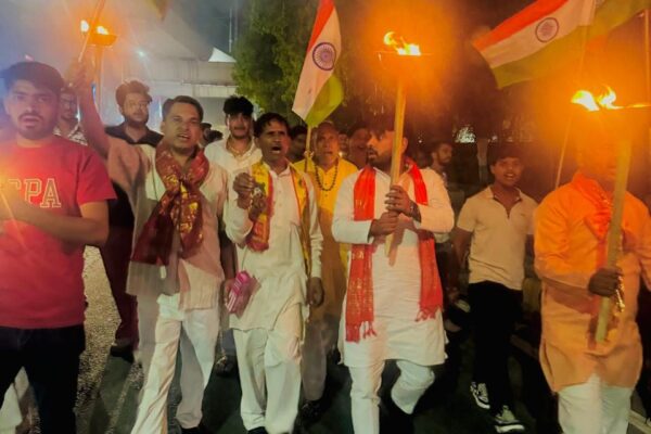 ग्रेटर नोएडा में आतंकवाद के खिलाफ फूटा जनाक्रोश, भाजयुमो ने निकाला कैंडल मार्च व मशाल जुलूस