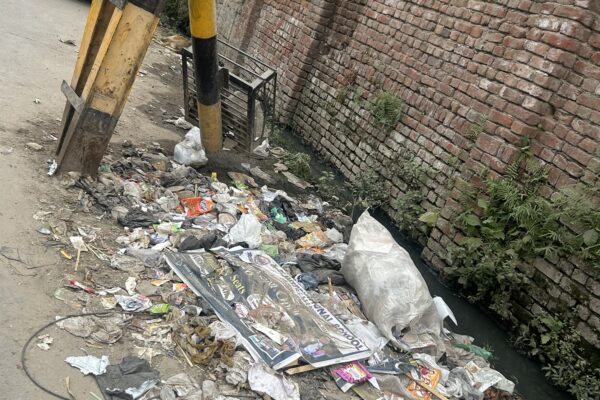 ग्रेटर नोएडा वेस्ट सेक्टर की बदहाल हालत: सड़कों पर जलभराव और गड्ढों से लगातार हो रहे हादसे